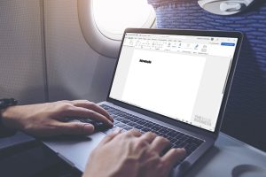 Escritor de livros trabalhando em um avião